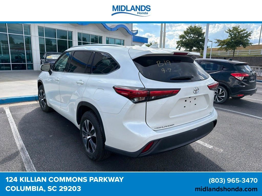 Used 2021 Toyota Highlander XLE FWD image 2