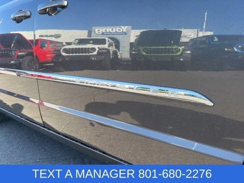Used 2015 Chrysler Town & Country Touring FWD image 7