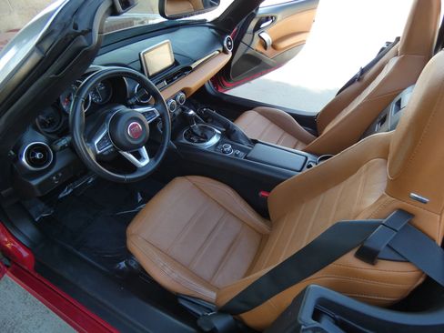 Used 2018 FIAT 124 Spider Lusso w/ Convenience Group image 32