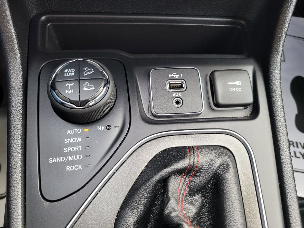 Used 2020 Jeep Cherokee Trailhawk w/ Cold Weather Group AWD/4WD image 35