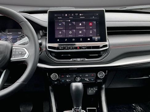 Used 2025 Jeep Compass Trailhawk image 9