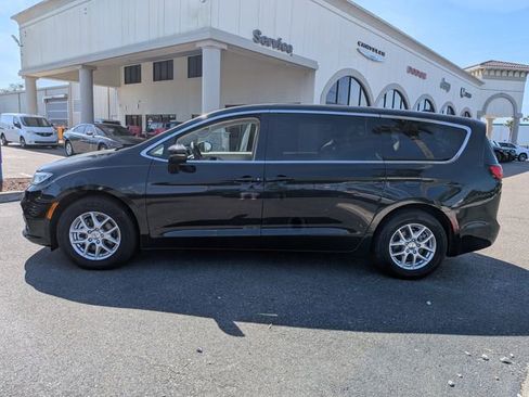 Used 2023 Chrysler Pacifica Touring-L image 6
