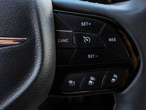 Used 2024 Chrysler Pacifica Limited FWD image 25