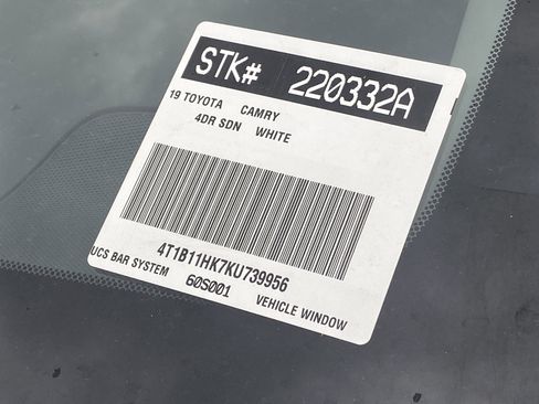 Certified 2019 Toyota Camry SE image 9