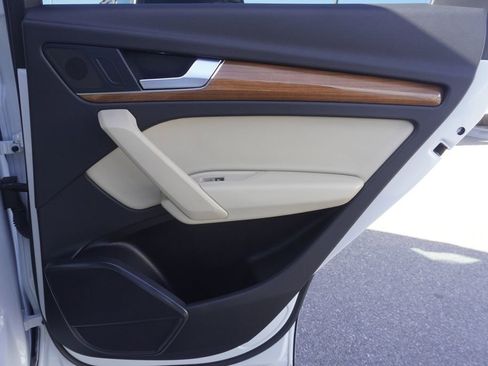 Used 2023 Audi Q5 e Premium w/ Convenience Package image 25