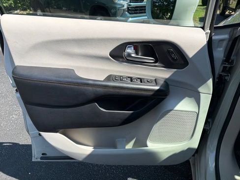 Used 2020 Chrysler Pacifica Touring-L Plus FWD image 14