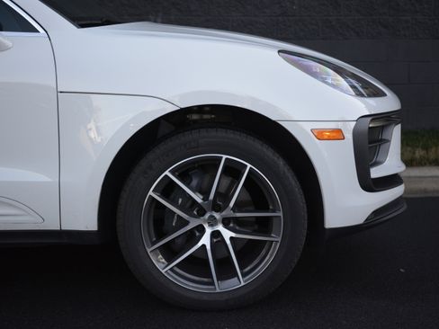 Certified 2025 Porsche Macan image 11