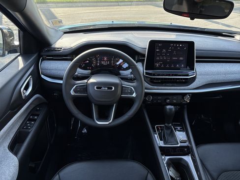 Certified 2025 Jeep Compass Latitude image 18