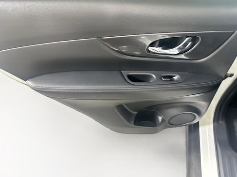 Used 2017 Nissan Rogue SV image 26