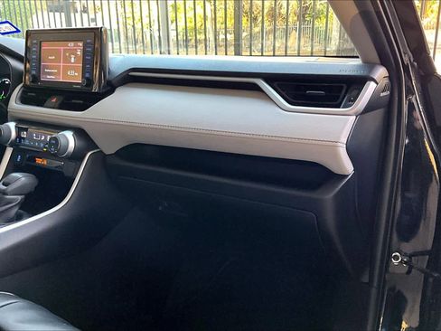 Used 2022 Toyota RAV4 XLE image 18