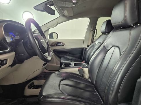 Used 2019 Chrysler Pacifica Touring-L Plus w/ Tire & Wheel Group FWD image 14