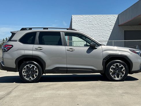 Used 2025 Subaru Forester Premium AWD/4WD image 2