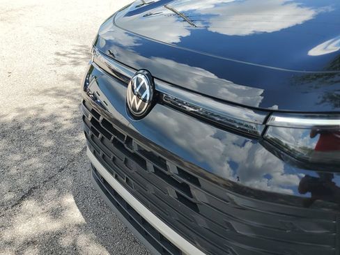Certified 2026 Volkswagen Tiguan SE FWD image 11