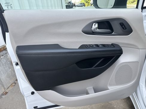 Used 2023 Chrysler Pacifica Touring-L FWD image 4