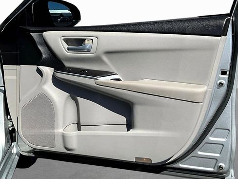 Used 2016 Toyota Camry SE w/ Moonroof Package image 18