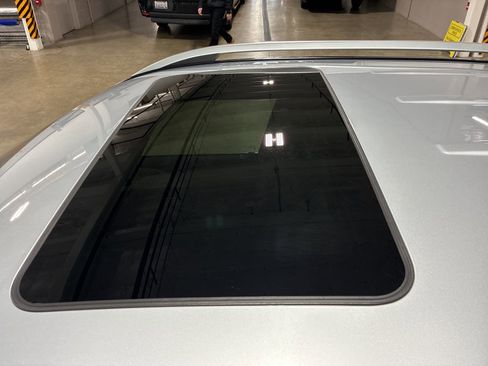 Used 2025 Mercedes-Benz GLE 450 4MATIC w/ AMG Line Exterior image 9