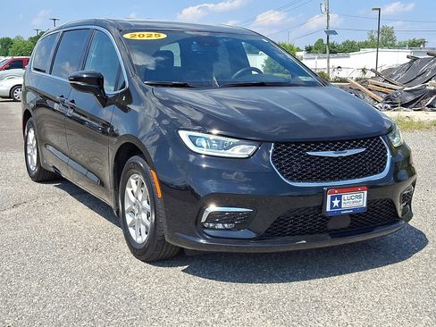 Used 2025 Chrysler Pacifica Select FWD image 2