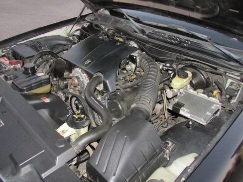 Used 2005 Ford Crown Victoria Police Interceptor image 16