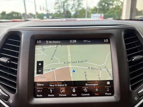 Used 2019 Jeep Cherokee Trailhawk w/ Comfort/Convenience Group AWD/4WD image 35
