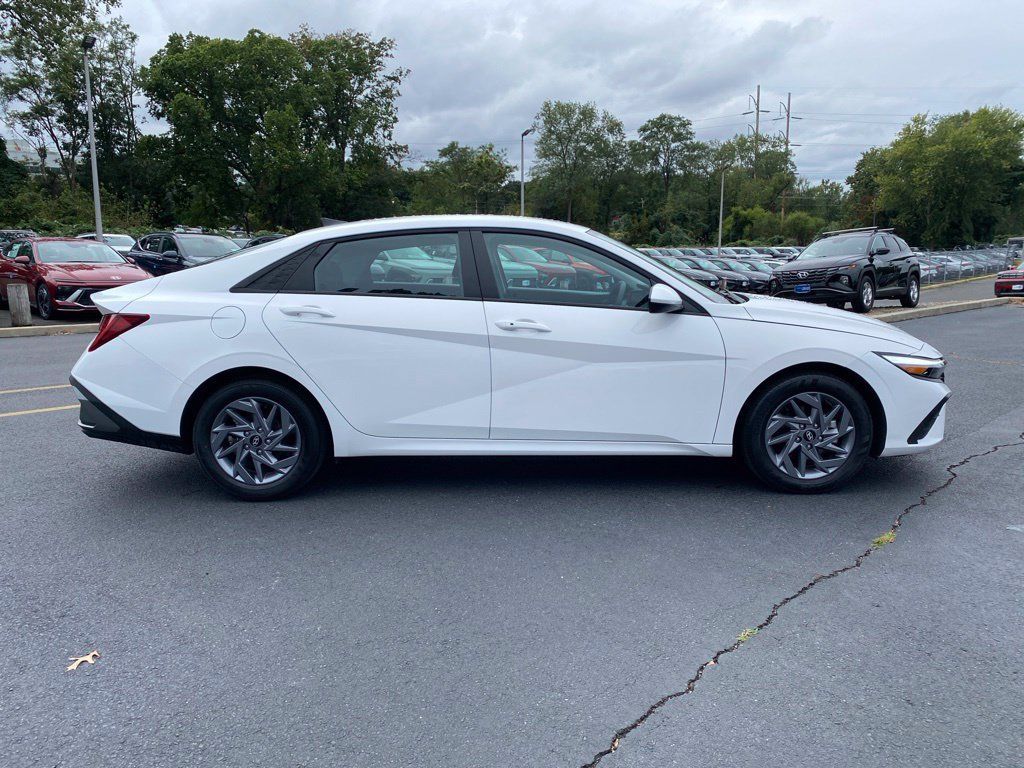 Certified 2026 Hyundai Elantra Hybrid FWD image 2