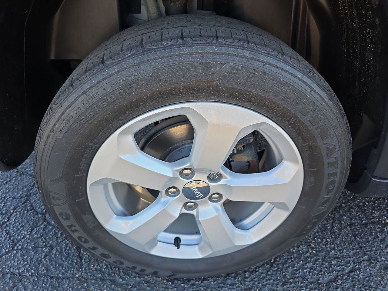 Used 2018 Jeep Compass Latitude w/ Safe & Security Group AWD/4WD image 17