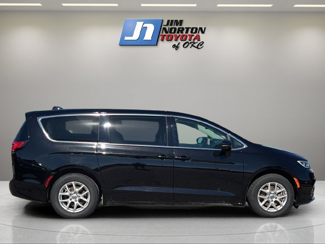 Used 2024 Chrysler Pacifica Touring-L FWD image 4
