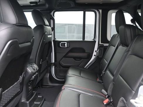 Used 2024 Jeep Wrangler Unlimited Rubicon w/ Capability Package image 17