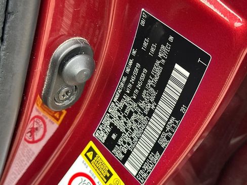 Used 2017 Toyota Highlander SE image 28