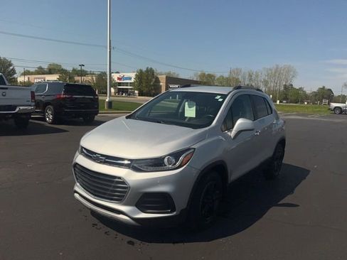 Used 2019 Chevrolet Trax LT w/ LT Convenience Package FWD image 2