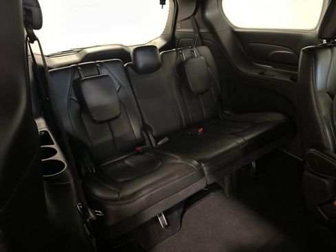 Used 2025 Chrysler Pacifica Select image 15