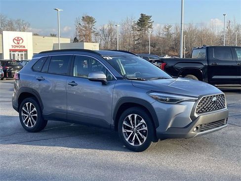 Used 2023 Toyota Corolla Cross XLE image 7