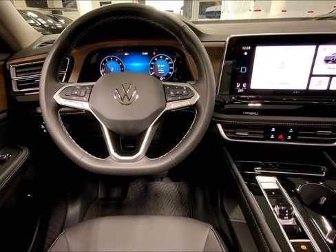 Used 2024 Volkswagen Atlas SE w/ Panoramic Sunroof Package image 5