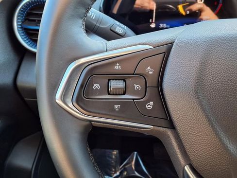 Used 2025 Chevrolet Trax LT w/ LT Convenience Package FWD image 67