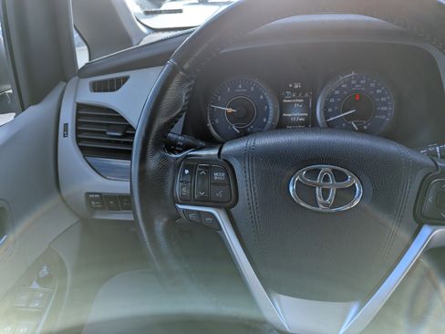 Used 2015 Toyota Sienna XLE image 18