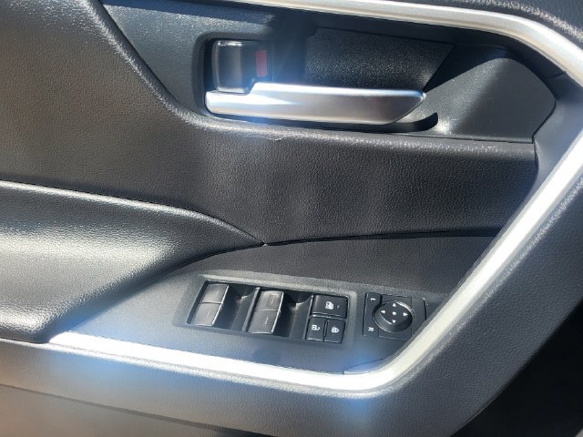 Used 2025 Toyota RAV4 XLE AWD/4WD image 12
