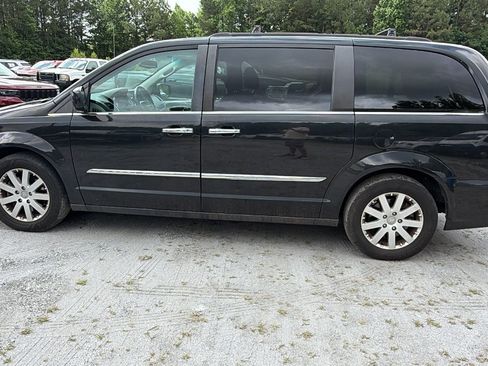 Used 2016 Chrysler Town & Country Touring w/ Driver Convenience Group FWD image 11