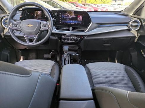 Used 2025 Chevrolet Trax LT w/ LT Convenience Package image 18