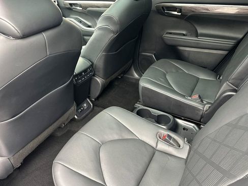 Used 2021 Toyota Highlander Platinum AWD/4WD image 12