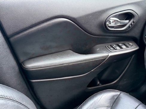 Used 2020 Jeep Cherokee Limited image 29