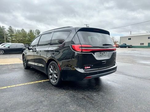 Used 2021 Chrysler Pacifica Touring w/ S Appearance Package FWD image 3
