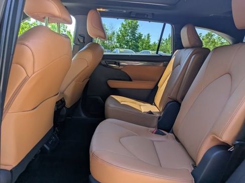 Used 2025 Toyota Highlander Platinum AWD/4WD image 17