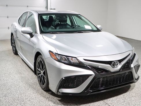 Used 2024 Toyota Camry SE w/ Cold Weather Package FWD image 5