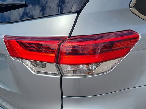 Used 2018 Toyota Highlander Limited image 16