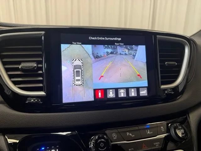 Used 2026 Chrysler Pacifica Select FWD image 18