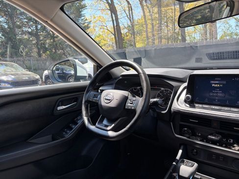 Used 2025 Nissan Rogue SV FWD image 36