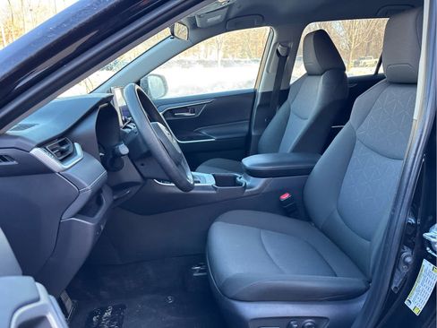 Used 2025 Toyota RAV4 XLE image 9