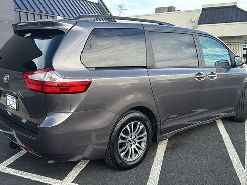 Used 2018 Toyota Sienna XLE image 3