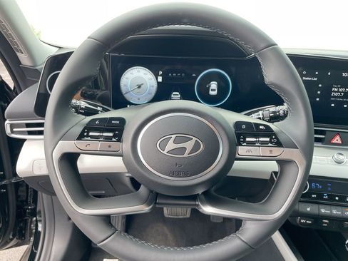 New 2025 Hyundai Elantra Limited image 39