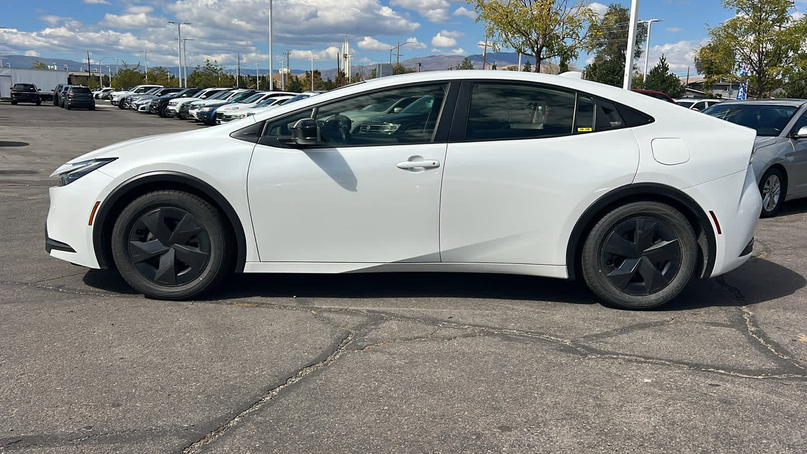 Used 2024 Toyota Prius LE FWD image 8