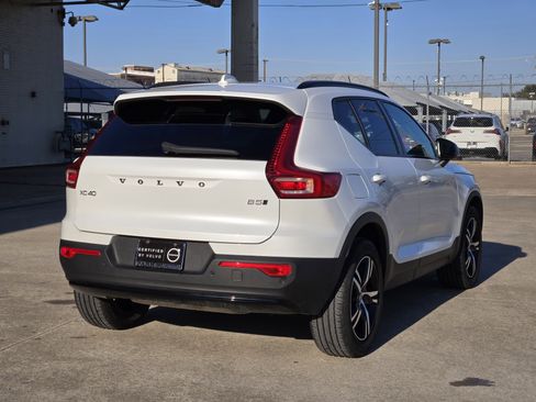 Used 2024 Volvo XC40 B5 Core image 9